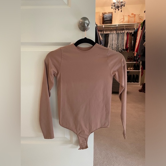 SKIMS Essential crewneck bodysuit - Picture 2 of 4